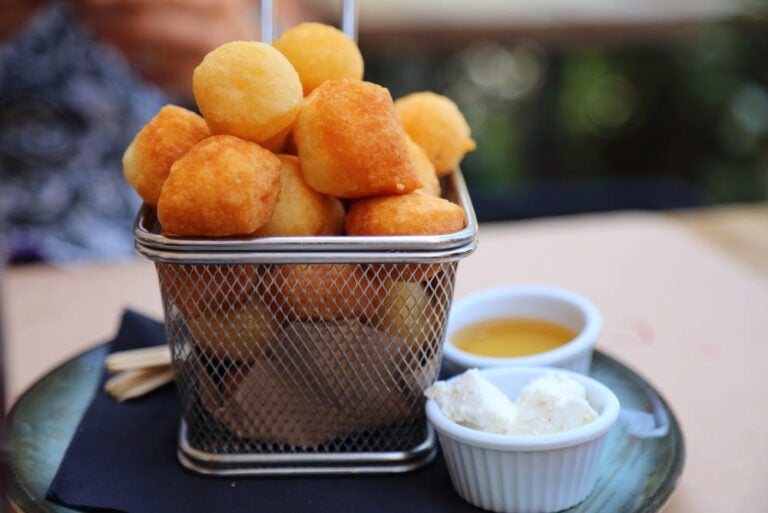 Petulla dorées servies avec du miel et du fromage pour un petit déjeuner typiquement albanais.