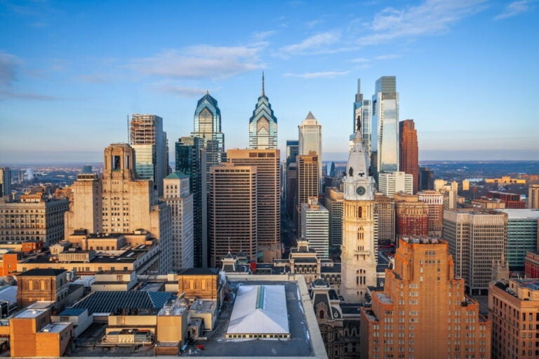 Vue panoramique des gratte-ciel de Philadelphie et de son célèbre hôtel de ville historique sous un ciel bleu