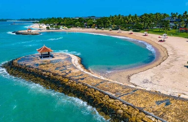 Vue aérienne de la côte et des complexes hôteliers de l'île de Nusa Lembongan.