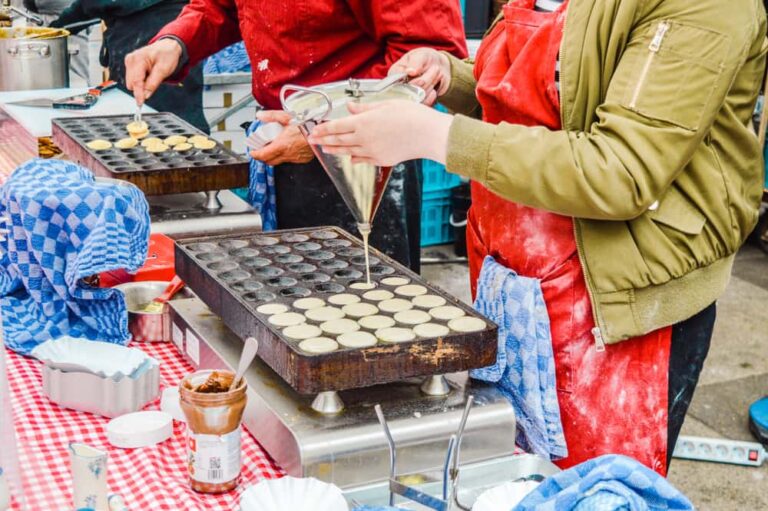 Deux vendeurs préparent des poffertjes traditionnels néerlandais au marché Albert Cuyp à Amsterdam