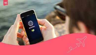 Homme tenant son téléphone en main et roaming écrit sur son écran