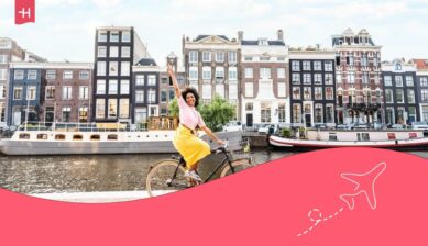 Voyageuse en balade à vélo à Amsterdam