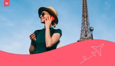 Jeune voyageuse au téléphone avec la Tour Eiffel en arrière plan
