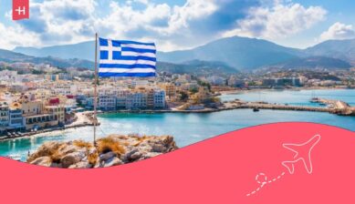 Drapeau grec en premier plan avec paysage mer et montage