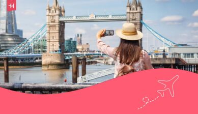 Touriste de dos prenant une photo du London Bridge pendant une visite de Londres