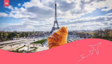 Un croissant, une spécialité de Paris, avec en arrière plan la Tour Eiffel