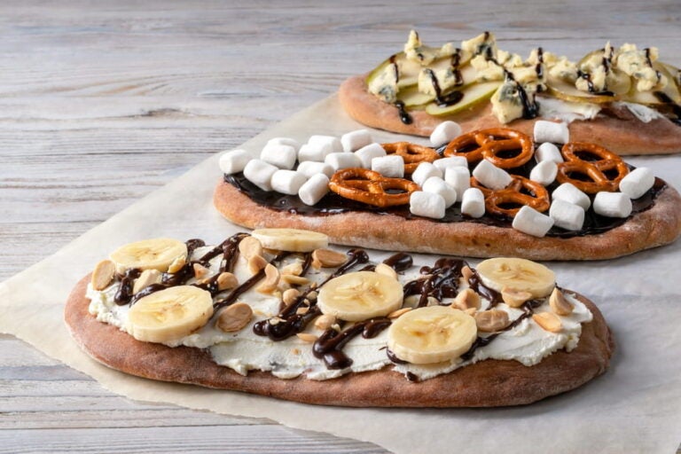 Trois pâtisseries queues de castor aux garnitures gourmandes et variées, un dessert typique du Canada
