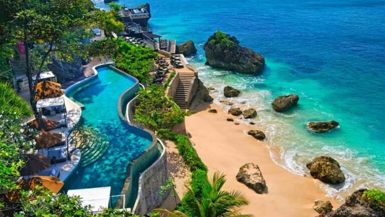 Piscine à débordement d'un resort perché sur une falaise surplombant l'océan dans la région de Jimbaran.