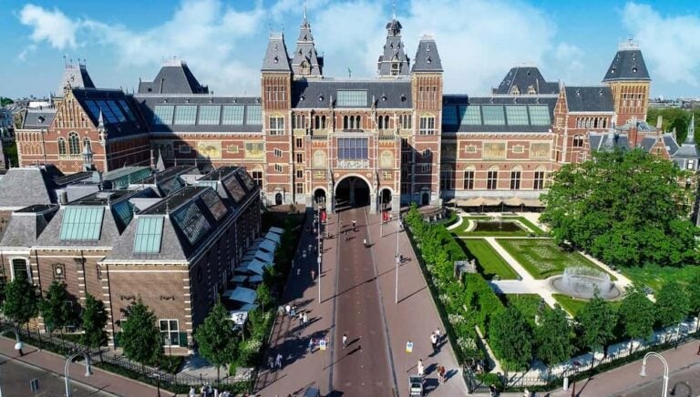 Musée Van Gogh sur la place du Musée d'Amsterdam