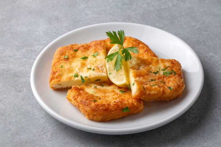 Saganaki, beignets au fromage typiques.