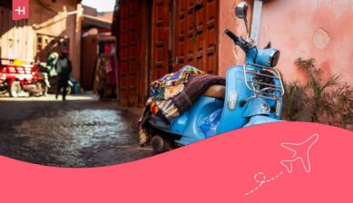 Scooter garé dans une ruelle de la Medina de Marrakech