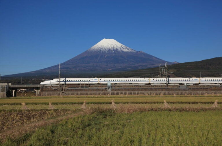 Un train passant devant le mont Fuji au Japon.