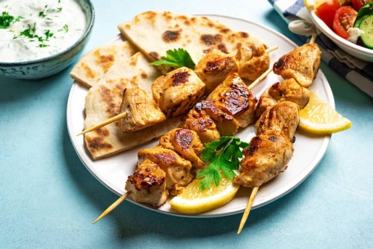 Le souvlaki, des brochettes de viande cuites au feu de charbon de bois..