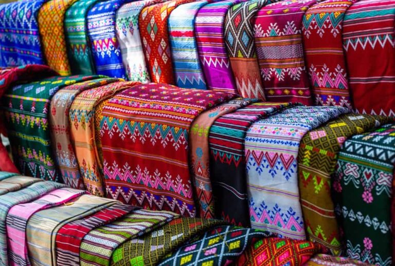 Différents tissus en soie thaïlandaise, tissés main
