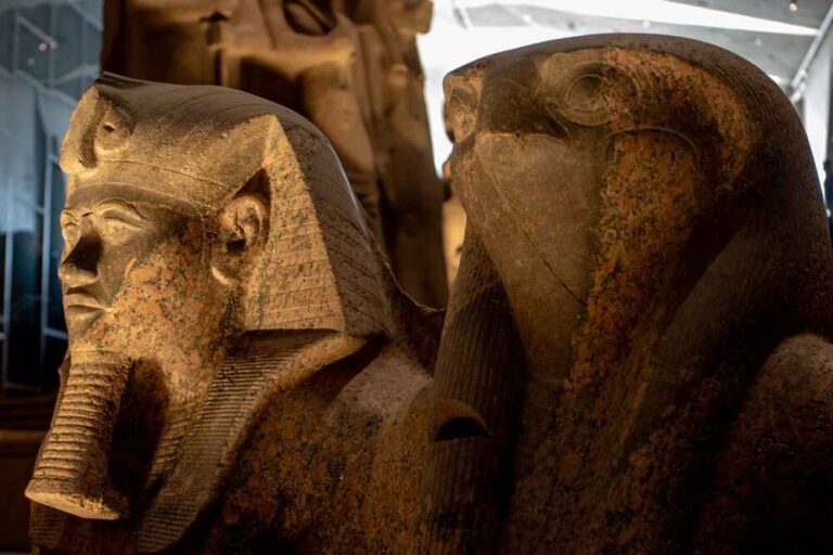 Gros plan sur deux statues égyptiennes exposées au Grand Musée Égyptien