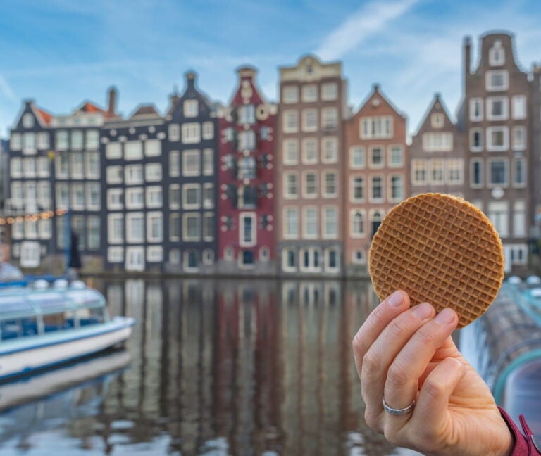 Gauffres au sirop d'Amsterdam avec en arrière plan le canal et façades des bâtiments