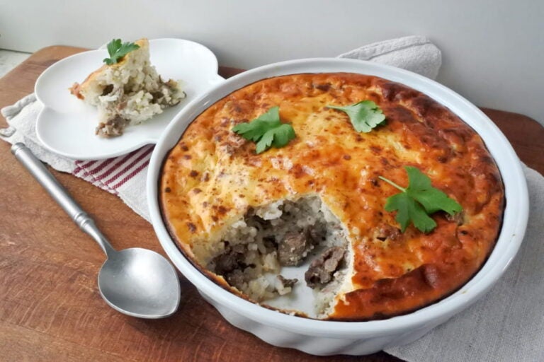 Tavë kosi traditionnel, un plat national albanais à base d'agneau et de yaourt cuit au four.