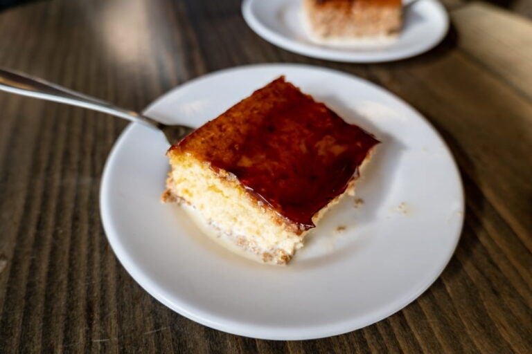 Part de trilece recouverte de caramel, le dessert le plus populaire de la cuisine albanaise.