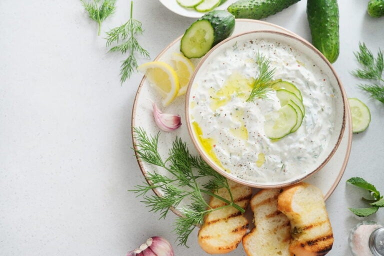Le tzatziki, une sauce grecque à base de yaourt, d'ail et de concombres.