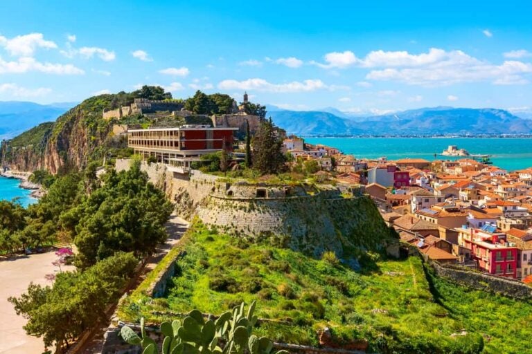 Nauplie n'impressionne pas par le tapage. Elle impressionne parce qu'elle vous apprend à être visiteur sans être touriste. Source : Shutterstock.