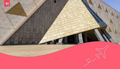 Une des entrées du GEM rappelant les pyramides de Gizeh non loin.