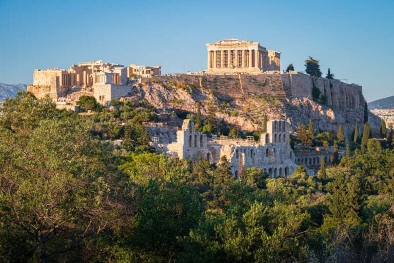 L’Acropole d’Athènes et l’odéon d’Hérode Atticus sous un ciel dégagé en fin de jour
