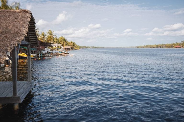 Cabanes traditionnelles sur pilotis au bord de la lagune paisible d'Assinie en Côte d'Ivoire.