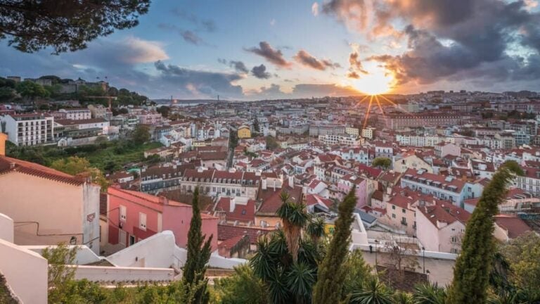 Vue panoramique sur les toits de Lisbonne depuis un miradouro au coucher du soleil