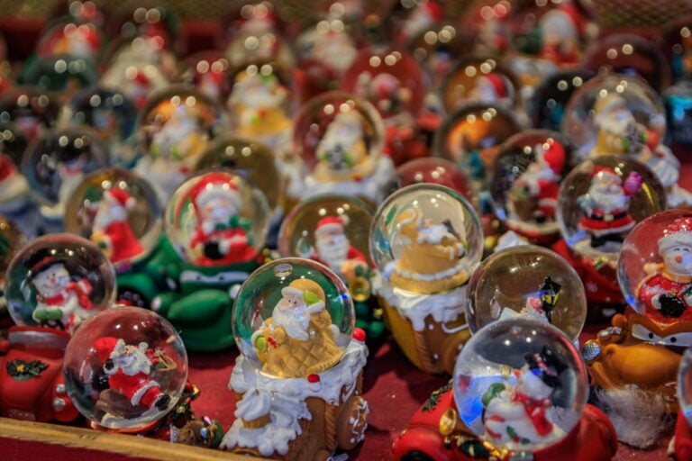 Boules à neige en verre en vente dans un chalet d’un marché de Noël de Colmar