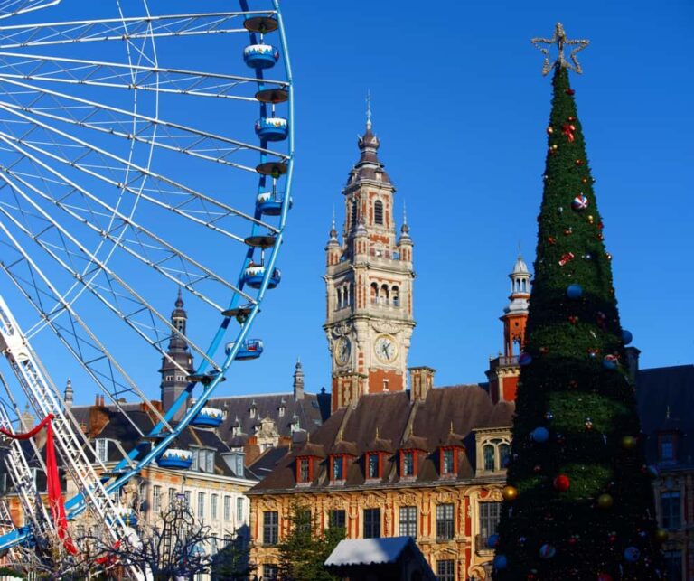 La grande tour de Lille et le sapin de Noël de la ville, avec le beffroi de al Chambre de Commerce en arrière plan