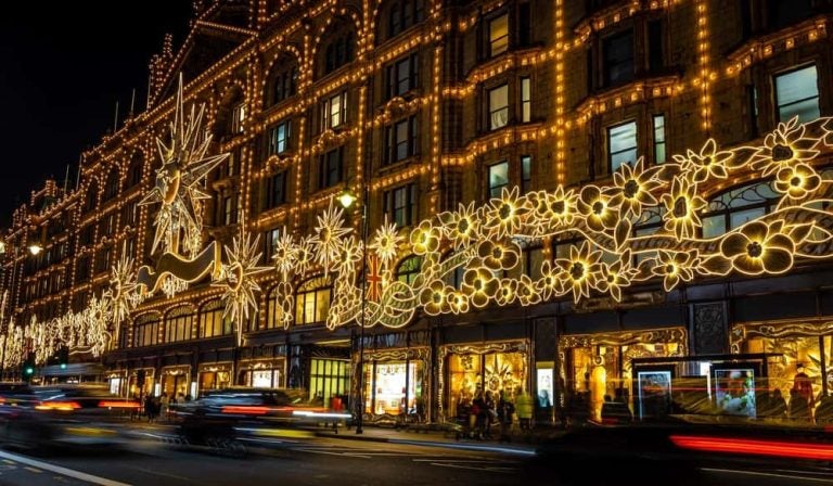 Façade du grand magasin Harrods à Londres illuminée de spectaculaires décorations de Noël