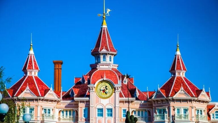 Façade du Disneyland Hotel à l’entrée de Disneyland Paris, à Marne-la-Vallée, en France