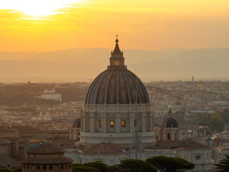 Coupole de la basilique Saint-Pierre de Rome sous la lumière dorée d’un coucher de soleil d’automne