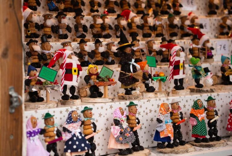 Étalage de petites figurines traditionnelles en pruneaux au marché de Noël Christkindlesmarkt de Nuremberg