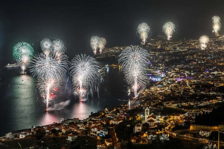 eux d'artifice spectaculaires illuminant la baie et la ville côtière de Madère la nuit.