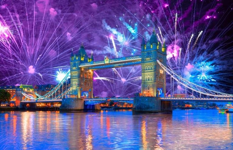 Ciel nocturne illuminé par de magnifiques feux d'artifice violets au-dessus du célèbre Tower Bridge