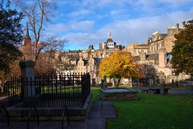 Pierres tombales de Greyfriars Kirkyard, avec la vieille ville d’Édimbourg en arrière-plan, à la fin de l’automne