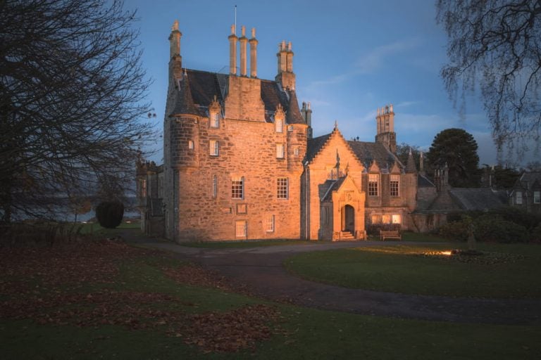 Lauriston Castle illuminé lors d’une nuit d’automne à Édimbourg