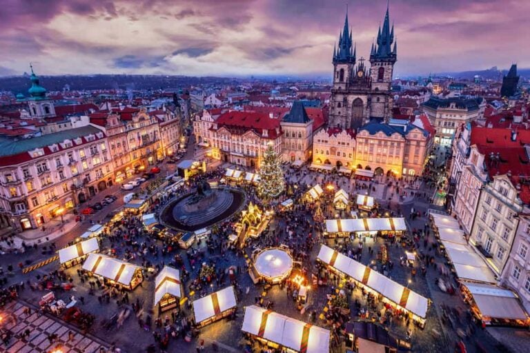 Vue panoramique des chalets illuminés et du grand sapin sur la place de la Vieille-Ville à Prague