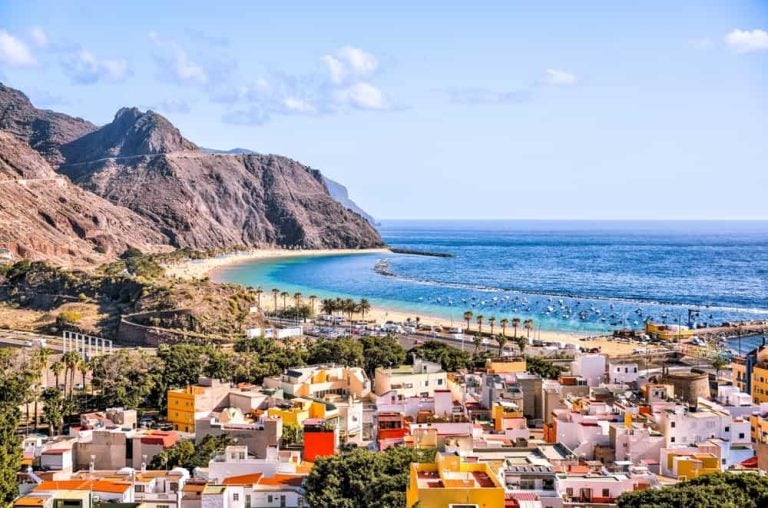 Vue panoramique sur les toits colorés et la longue plage de San Andrés à Tenerife.