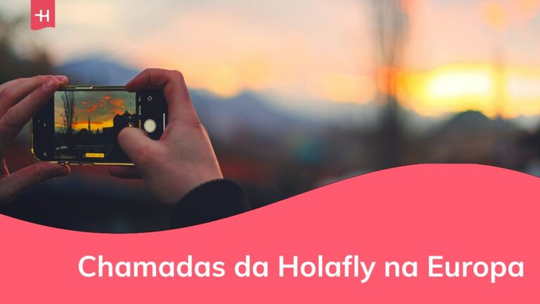 um homem tirando fotos com o celular