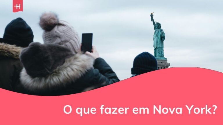 turistas admirando a estátua da liberdade