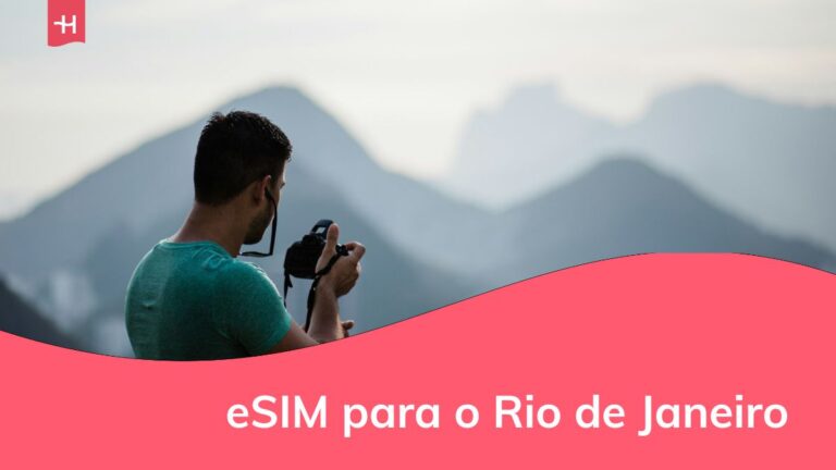 um homem tirando fotos no rio de janeiro