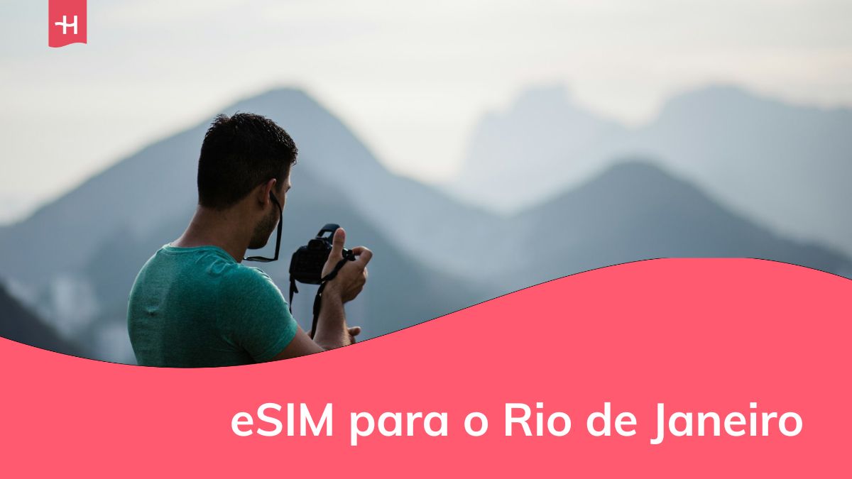 um homem tirando fotos no rio de janeiro