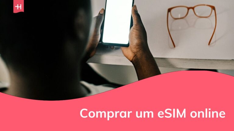 um homem usando seu celular
