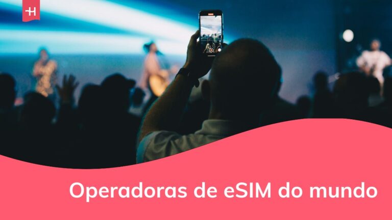 um homem gravando um show com o celular