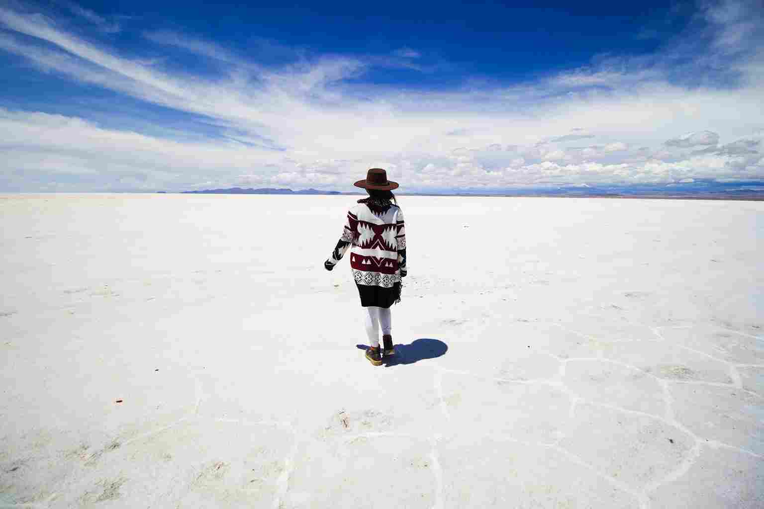 um viajante pelo Salar de Uyuni.