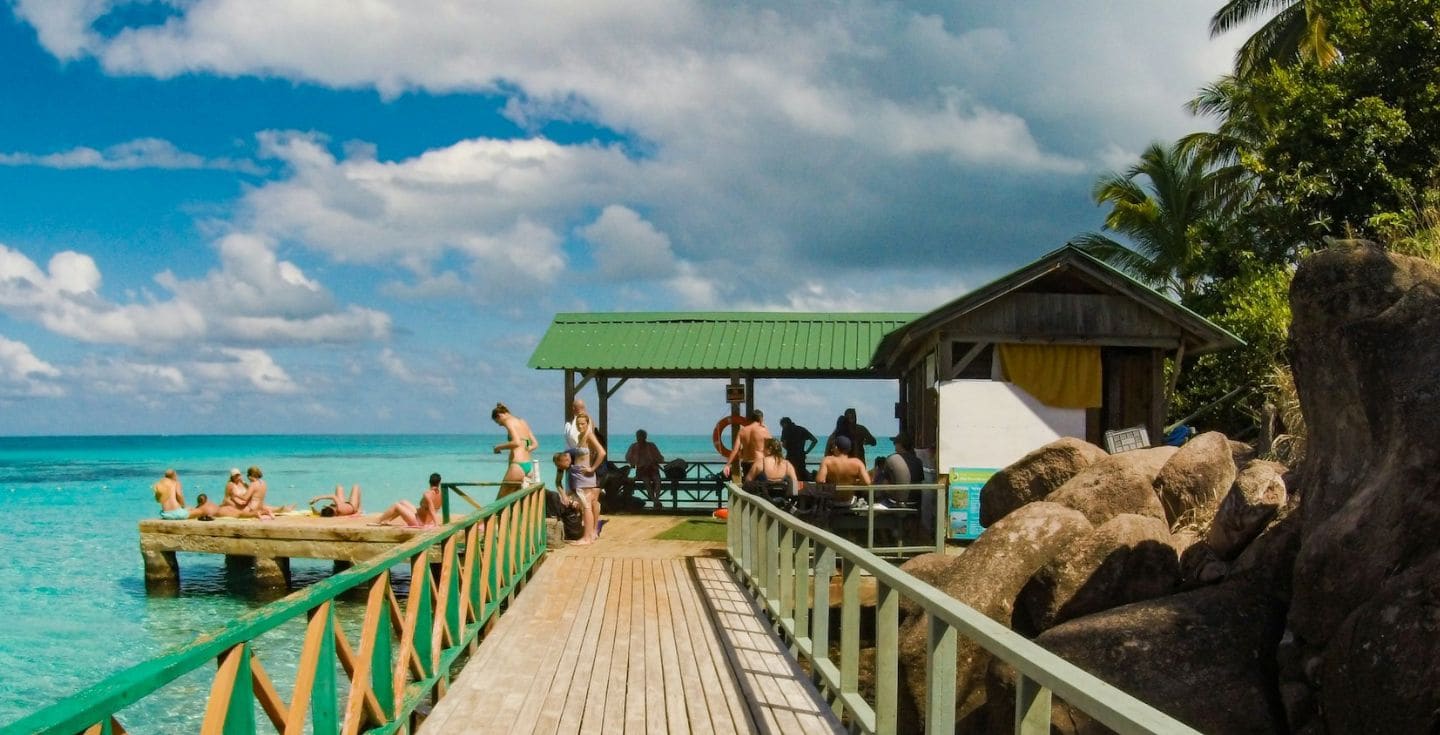 Turistas curtindo o mar em San Andrés Ilhas, Colombia.