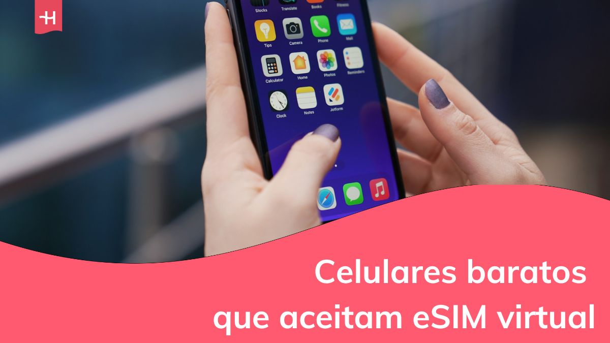 uma pessoa com o celular na mão