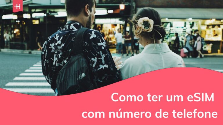 um casal em uma avenida movimentada